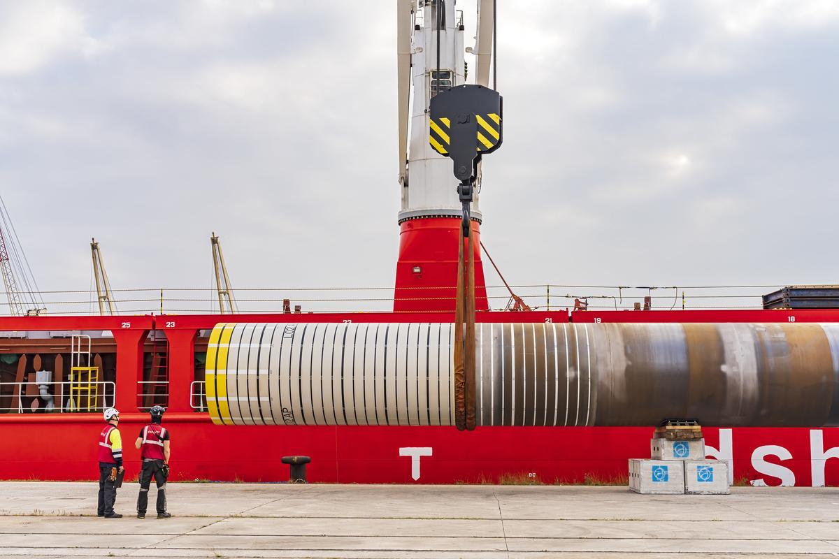 Carga de un proyecto fabril en El Musel.