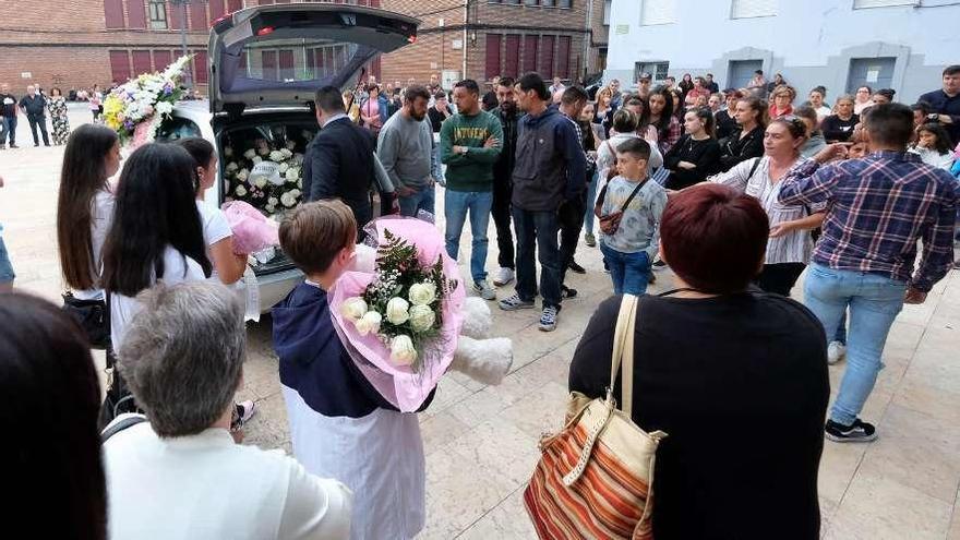 El féretro, a su llegada ayer a la iglesia de Ciaño.