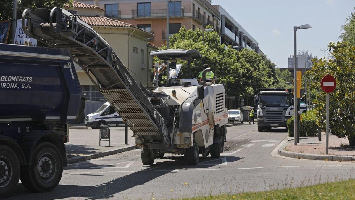 Les màquines treballant ahir al carrer Riu Güell i la rotonda del Rellotge.  | ANIOL RESCLOSA