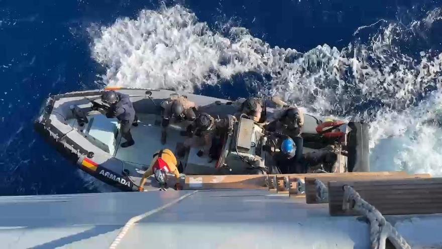 Desembarco de infantes de Marina en una lancha desde la fragata Méndez Núñez.