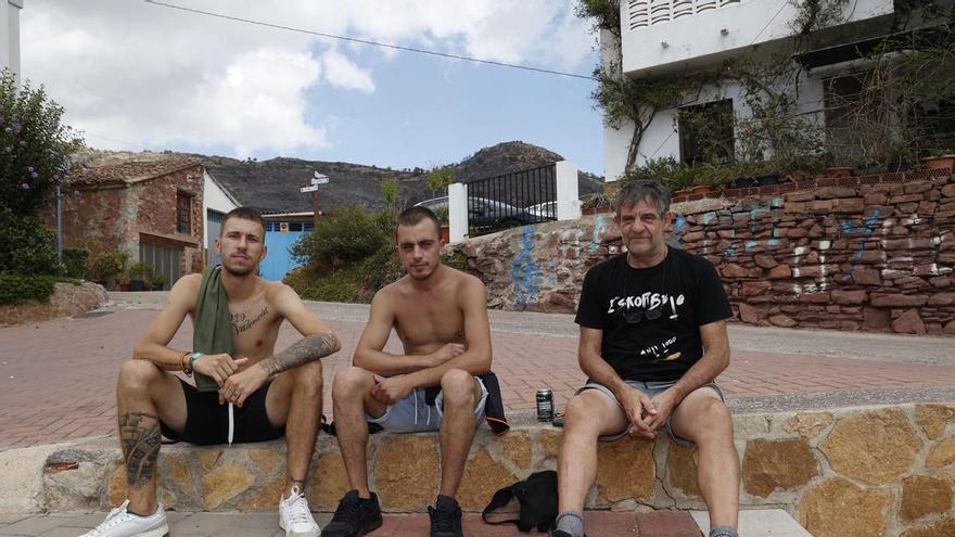 Volver a casa en Gátova tras lo peor del incendio: "Vi el monte arder de noche, imagina cómo se siente"