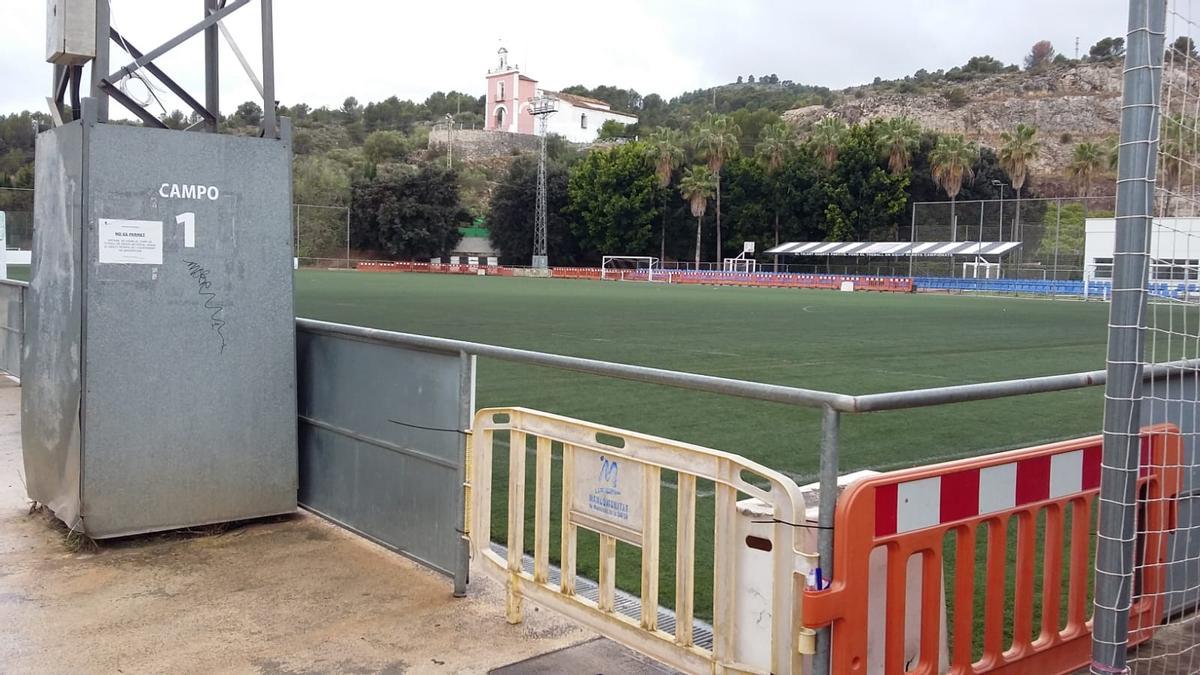 El polideportivo de Benirredrà, en una imagen tomada a mediodía de ayer.