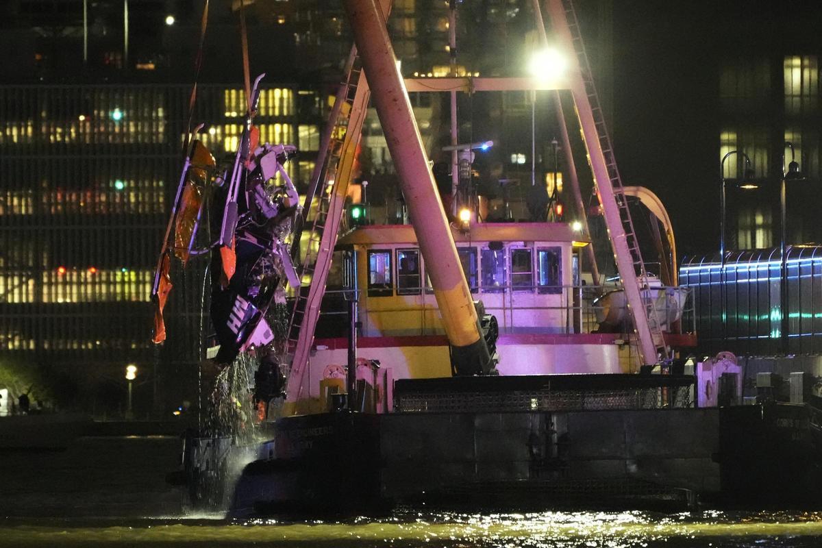 Cinco turistas catalanes y el piloto mueren al caer un helicóptero en el río Hudson de Nueva York