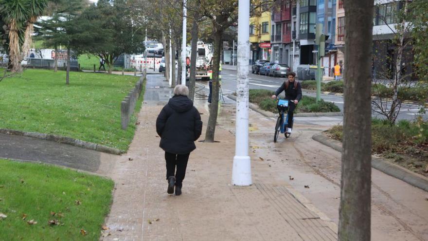 La calle Caballeros, inundada otra vez por una tubería rota