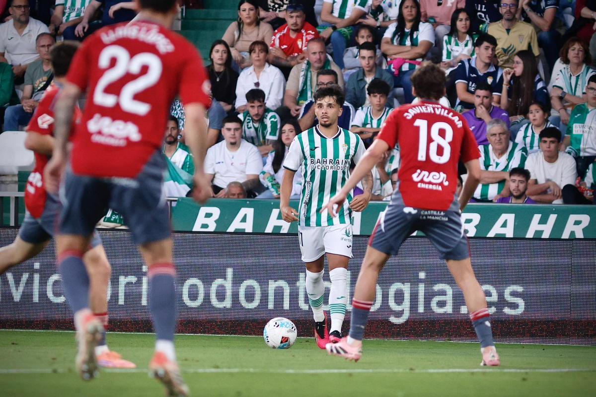 Kevin Medina, durante un lance del Córdoba CF-Albacete.