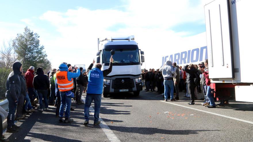 Obren el pas i deixen sortir els camions atrapats en el tall de l&#039;AP-7 a Pontós