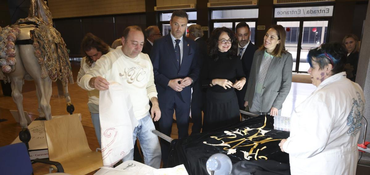 Las muestras del bordado que elaboran para los Caballos del Vino se exhiben estos días en el Museo del Traje. | ENRIQUE SOLER
