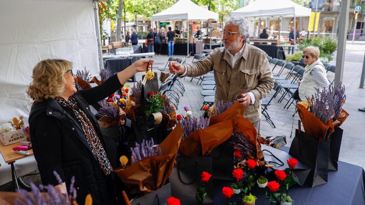 Preparativos para la fiesta de Sant Jordi en la Rambla de Catalunya de Barcelona.