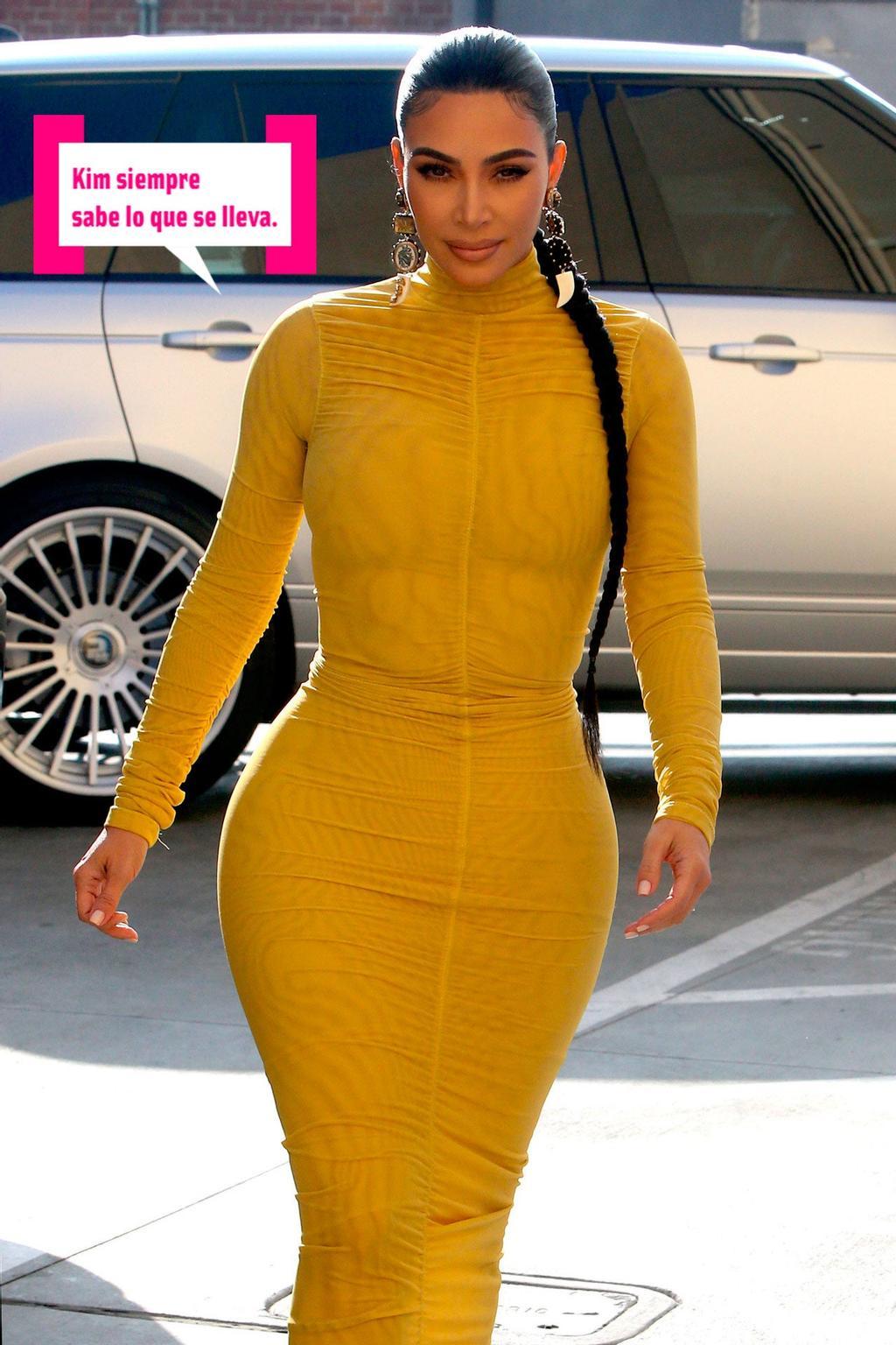 Kim Kardashian con trenza y vestidazo mostaza