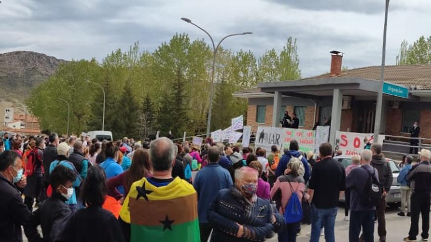 Un momento de la protesta de ayer en las puertas del centro de salud de Utrillas.