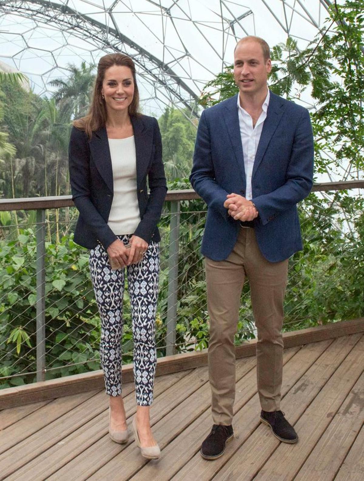 Kate Middleton con pantalones de GAP junto al Príncipe Guillermo