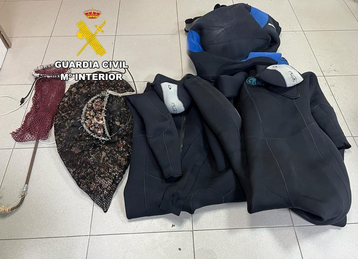 Trajes de neopreno y otros efectos intervenidos a los detenidos por furtivismo en Arteixo.