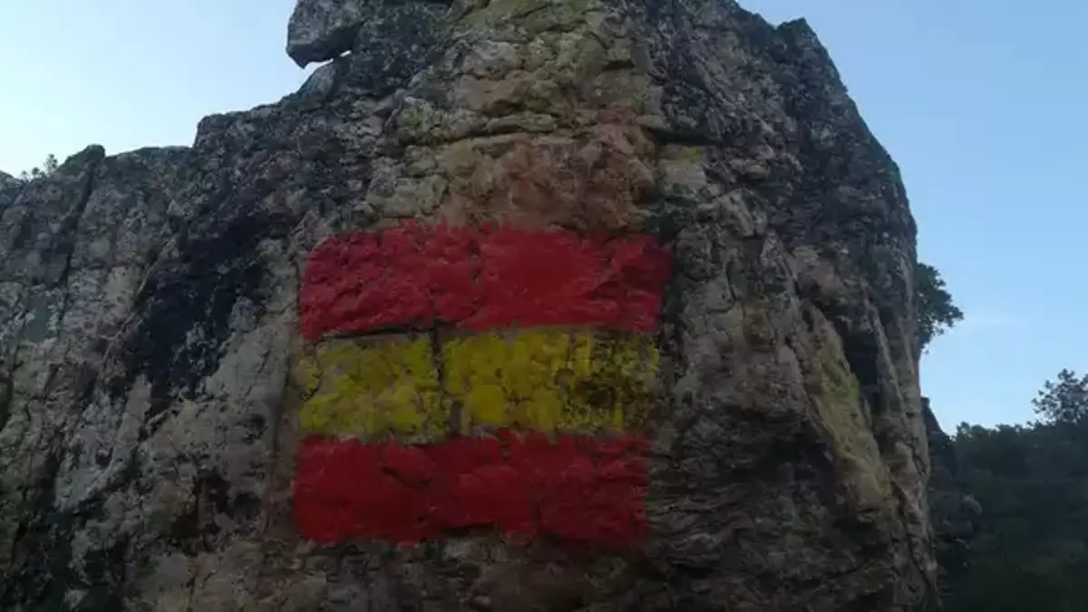 Bandera española pintada en arte rupestre de El Peñón del Muerto