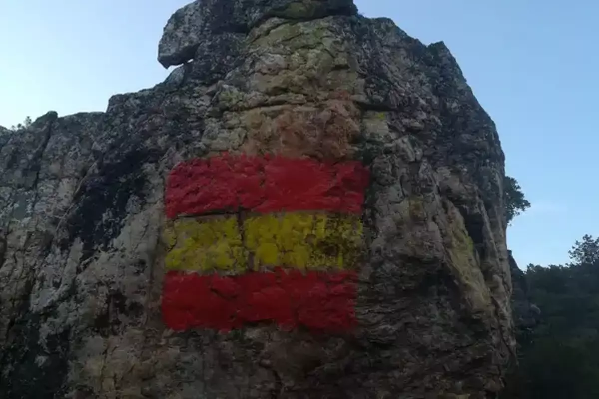 Vandalisme contra art rupestre de 6.000 anys: pinten una bandera d’Espanya