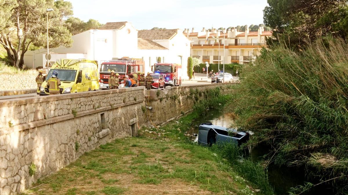 Un cotxe s'estimba al Rec del Molí de l'Escala