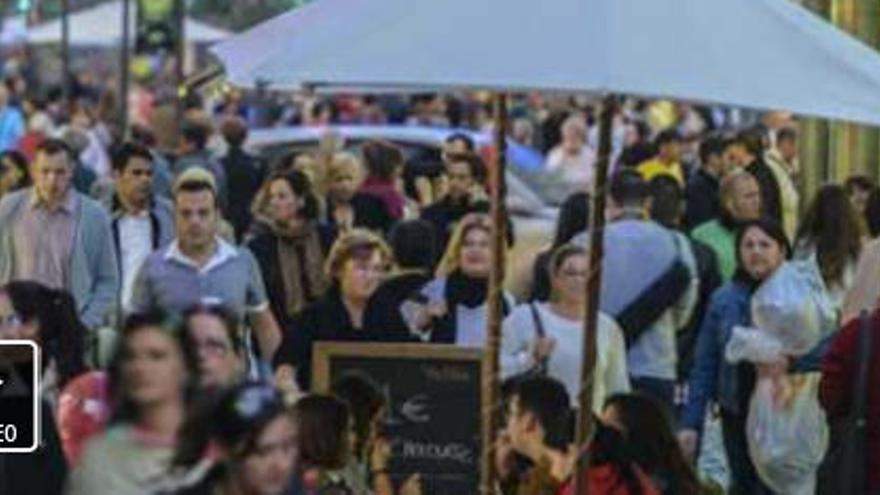 Multitud en Triana foto de archivo