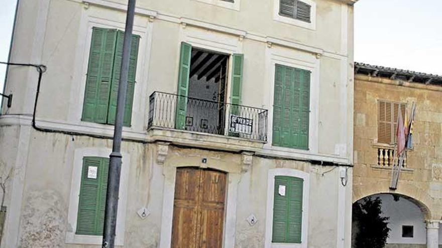 La posada, a la izquierda, está al lado del ayuntamiento de Santa Maria.