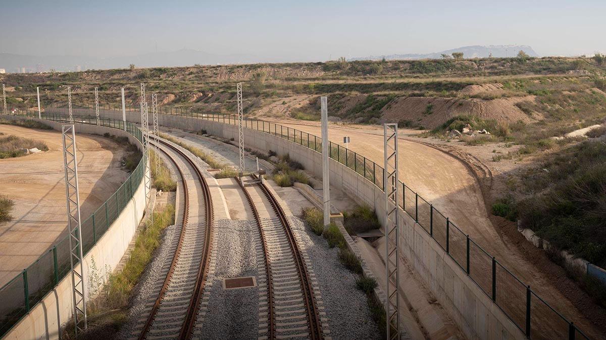 Tramo acabado del trazado de acceso a la Terminal Nou Llobregat, aún en desuso, en una imagen del mes de abril.