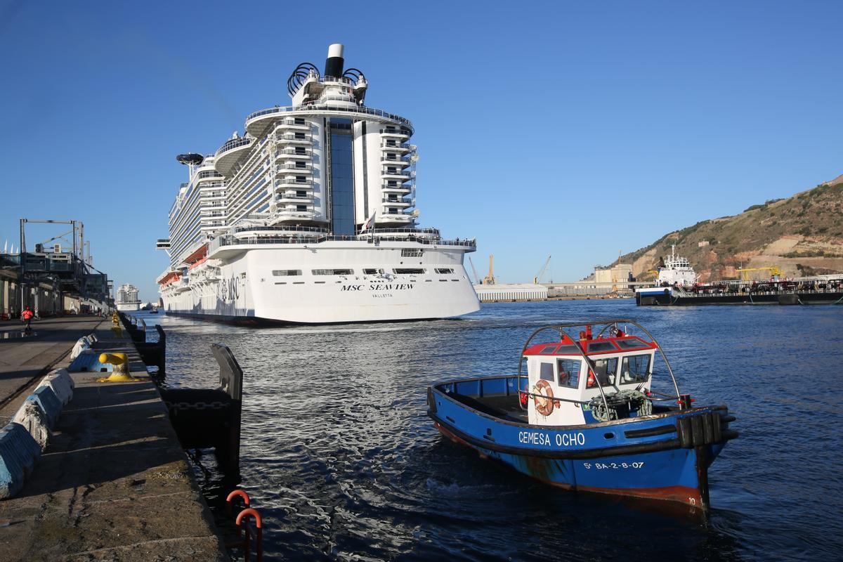 El crucero MSC Seaview en el Moll Adossat y los cruceristas visitan la ciudad.