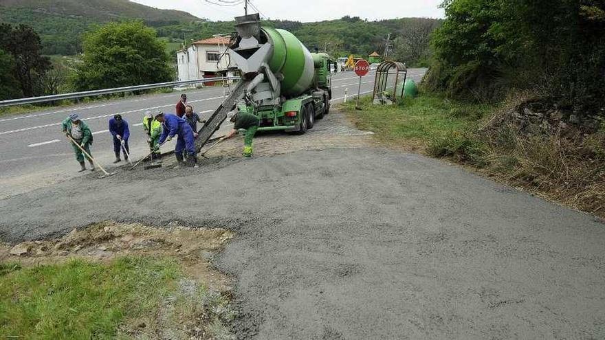 El Concello arregla dos caminos en la parroquia de Refoxos