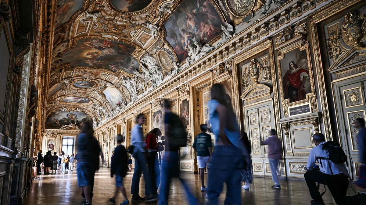 Reabre la Galería Apolo del Louvre, escenario del espectacular robo de joyas