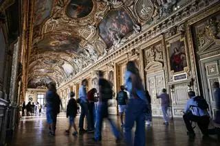 Reabre la Galería Apolo del Louvre, escenario del espectacular robo de joyas