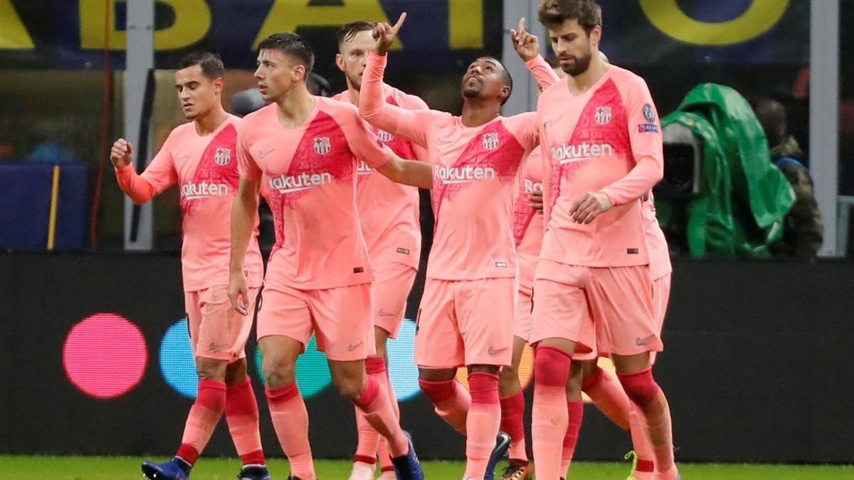 Los jugadores del Barça celebran el gol de Malcom en Milán.