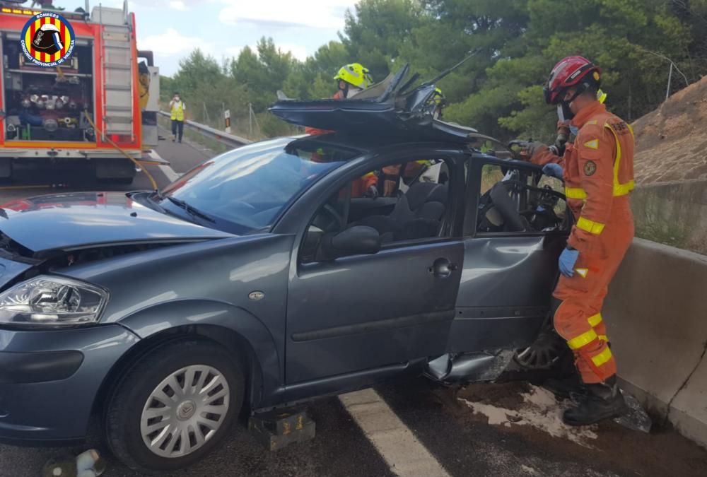 Los bomberos excarcelan al ocupante de un coche en un accidente en Chiva