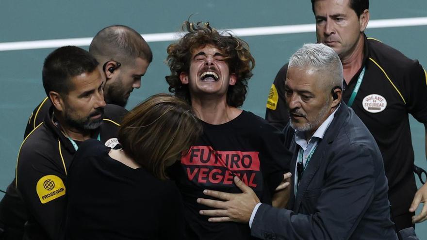 Dos activistas irrumpen en un partido de la Copa Davis en protesta por la emergencia climática y alimentaria