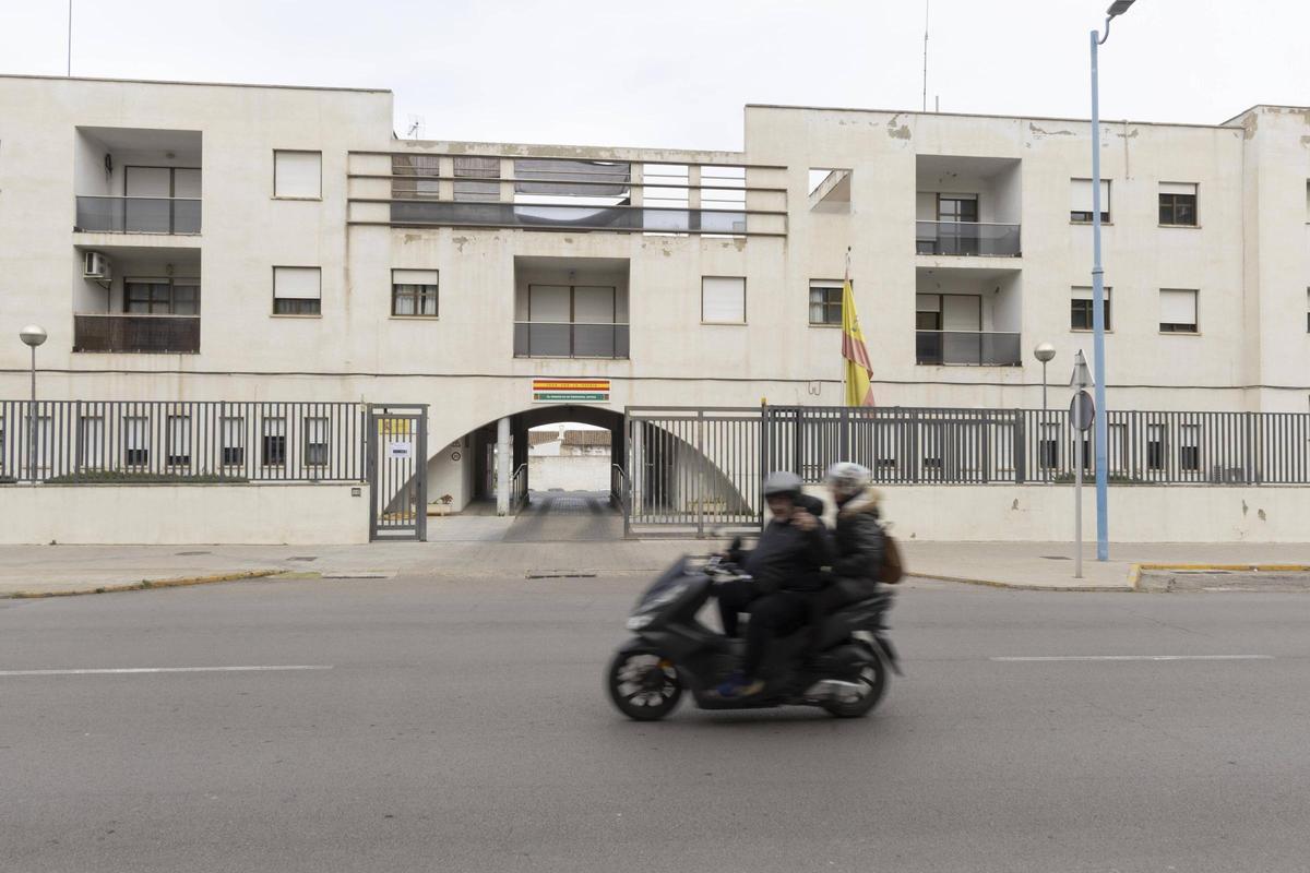 Una motocicleta pasa por delante del cuartel de la Guardia Civil de Xàtiva, en una imagen captada ayer.