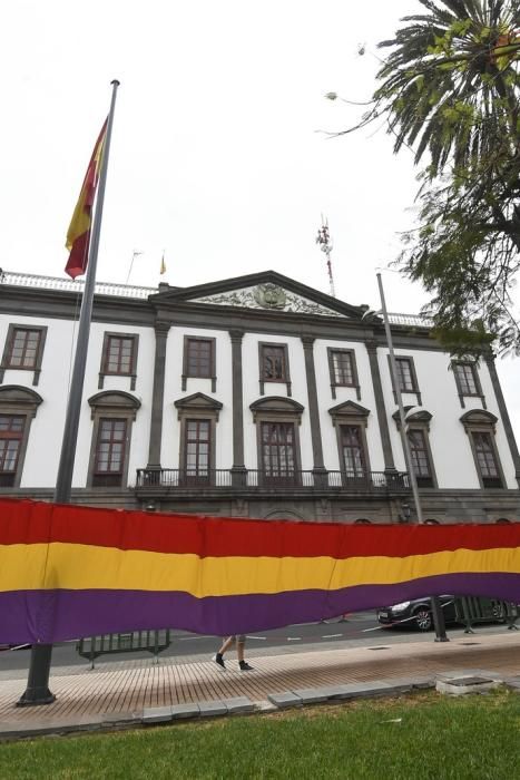 17-07-19 CANARIAS Y ECONOMIA. PARQUE DE SAN TELMO. LAS PALMAS DE GRAN CANARIA. Manifestacion, concentracion y despliegue de la bandera republicana delante del Palacio Militar. Fotos: Juan Castro.  | 17/07/2019 | Fotógrafo: Juan Carlos Castro