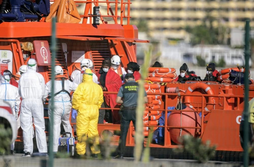 Desembarco de irregulares en Los Cristianos patera coronavirus  | 31/03/2020 | Fotógrafo: Delia Padrón