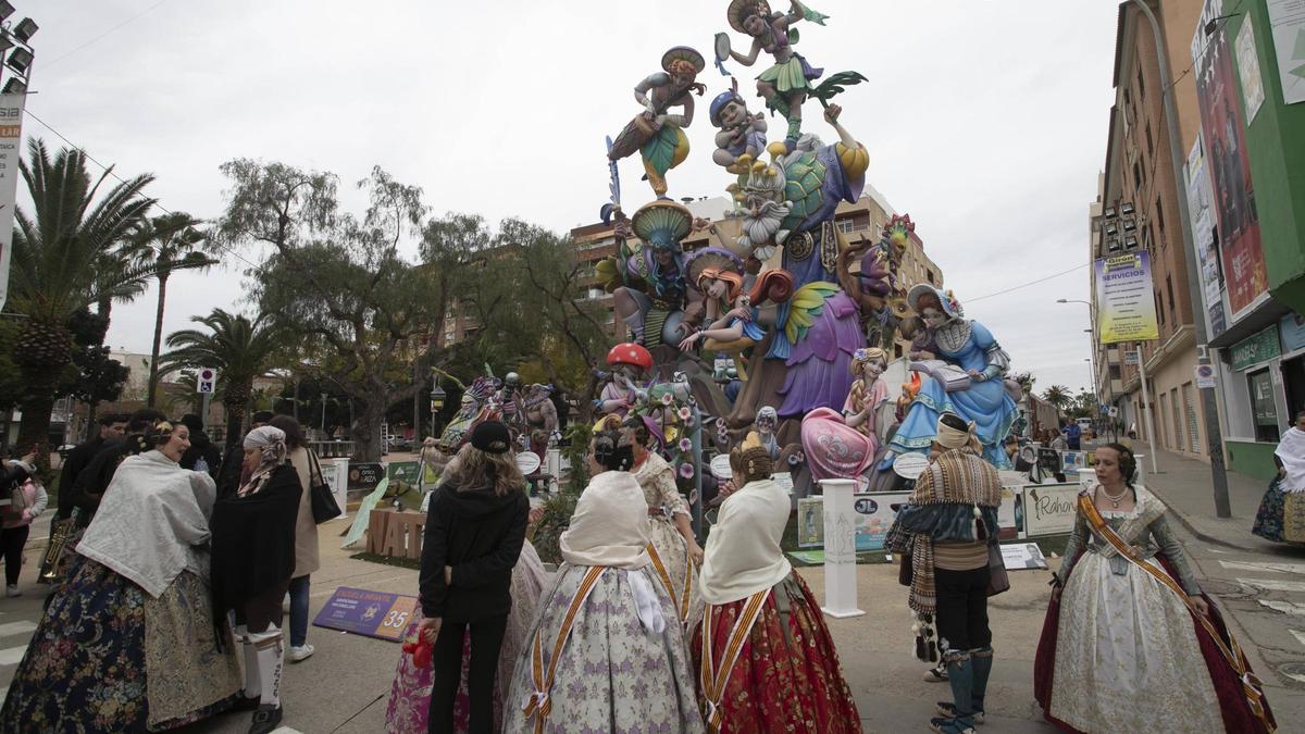 Falleros de la Falla El Palleter delante del monumento en el 50 aniversario.