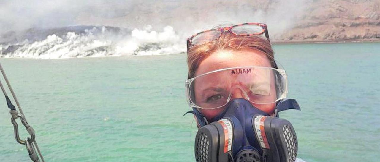 La geóloga marina María Gómez Ballesteros, ayer en el barco científico Ramón Margalef, a unos 600 metros de la colada de lava que ha entrado en el mar. | |  E.D.