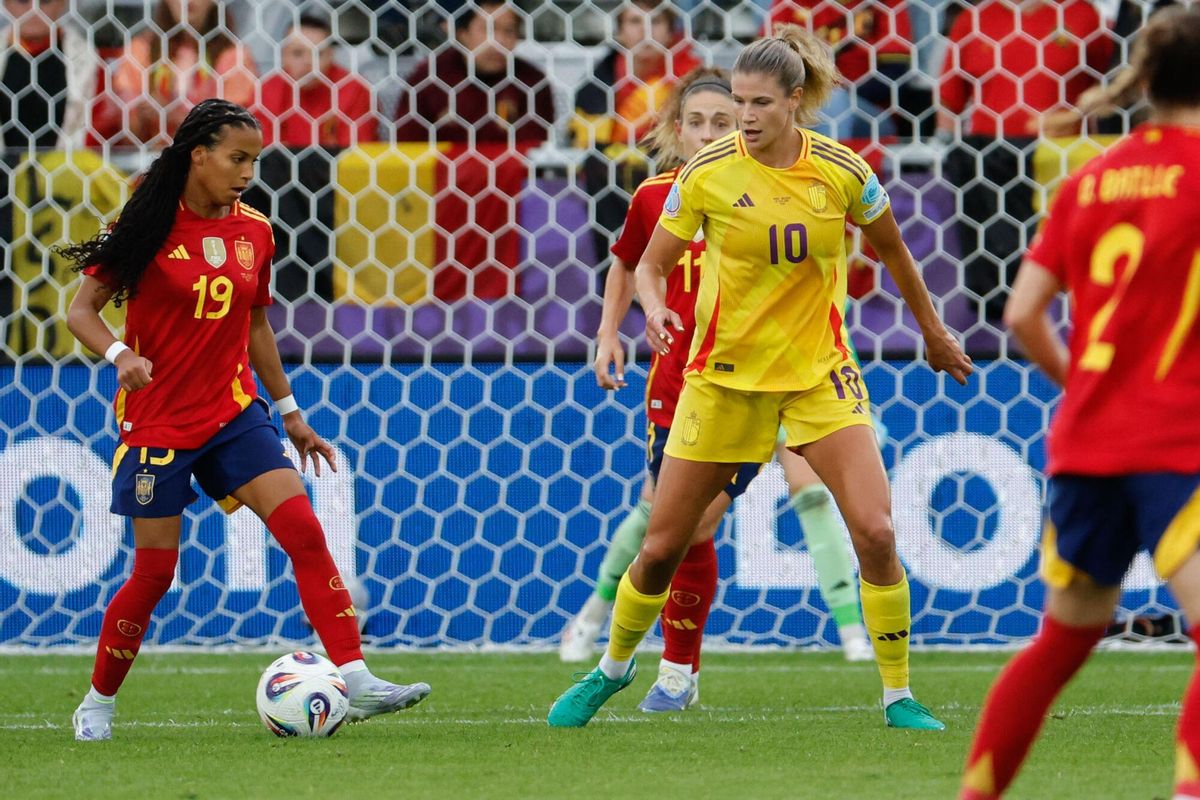 THUN (SUIZA), 07/07/2025.- La jugadora de la selección de Bélgica Justine Vanhaevermaet, y la jugadora de la selección de España Vicky López, durante el partido de la segunda jornada de la fase de grupos de la Eurocopa 2025 entre la selección de España y la selección de Bélgica, este lunes en el Stockhorn Arena en Thun, Suiza.-EFE/ Ana Escobar