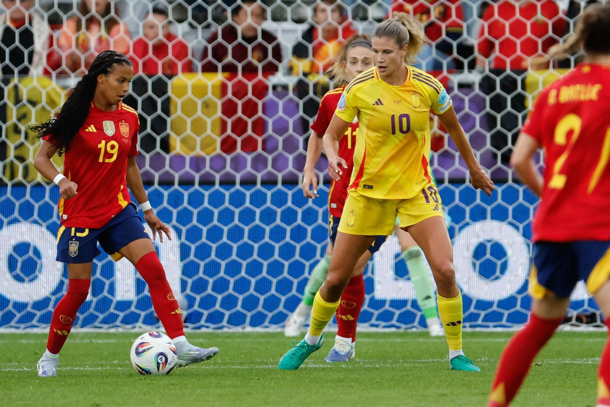 THUN (SUIZA), 07/07/2025.- La jugadora de la selección de Bélgica Justine Vanhaevermaet, y la jugadora de la selección de España Vicky López, durante el partido de la segunda jornada de la fase de grupos de la Eurocopa 2025 entre la selección de España y la selección de Bélgica, este lunes en el Stockhorn Arena en Thun, Suiza.-EFE/ Ana Escobar