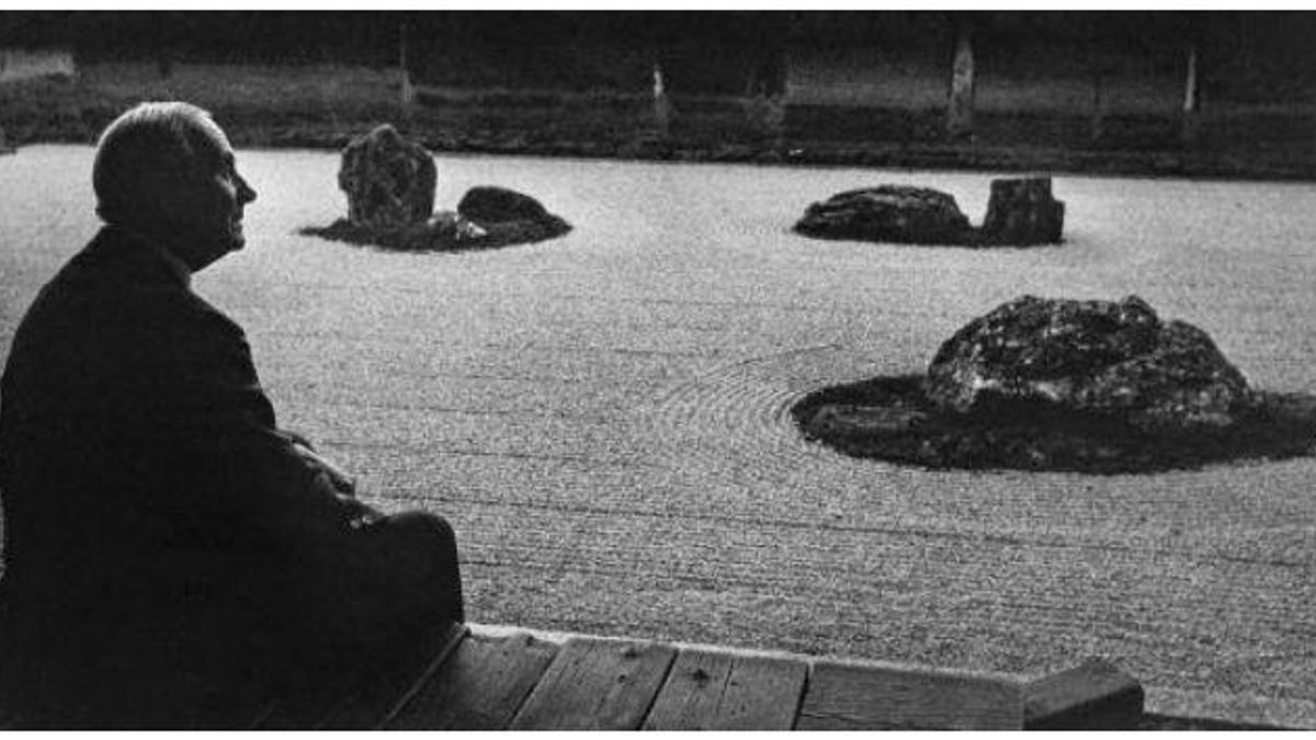 Joan Miró, en 1966, en el templo de Ryoanji de Kioto