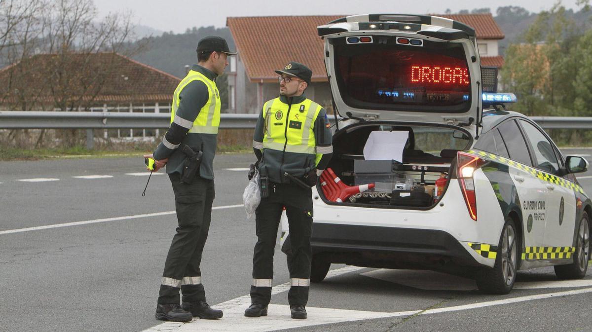 Agentes de la Guardia Civil de Tráfico, en un control de alcohol y drogas en Ourense. |  Iñaki Osorio