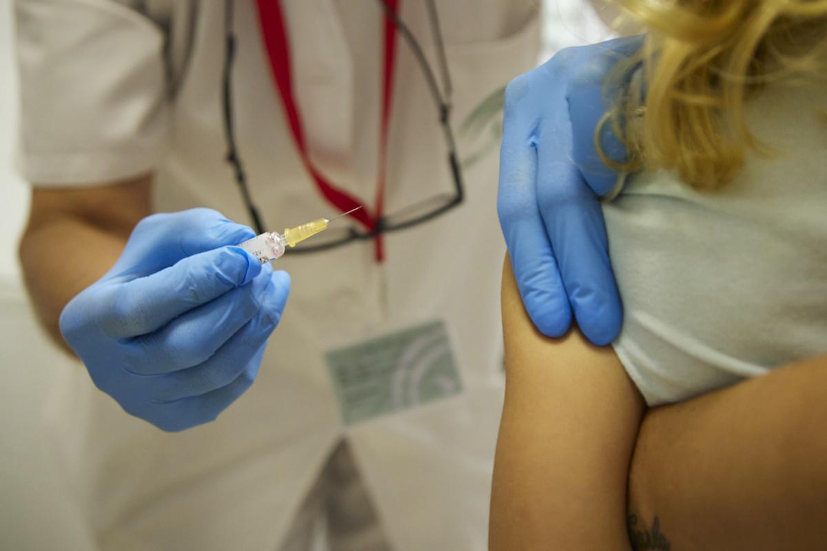 Una mujer recibe una vacuna.