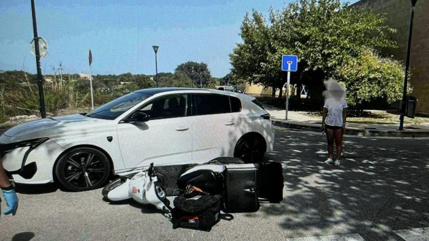 Dos de los vehículos implicados en un accidente de tráfico en Alcúdia.