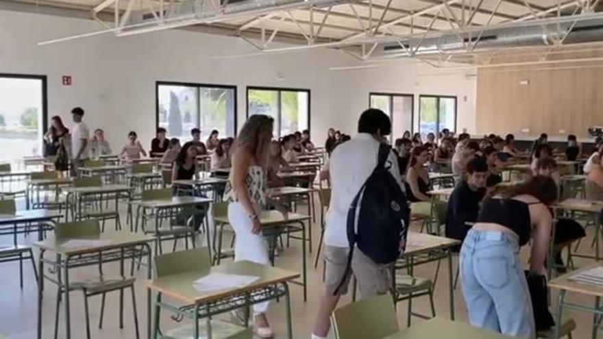 Vídeo: Los alumnos de los distintos institutos de Ibiza afrontan el primer día de Selectividad