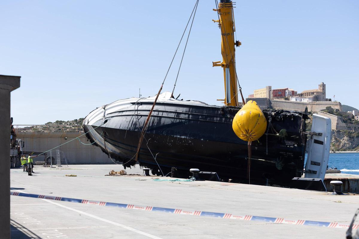 Espectaculares imágenes de la recuperación del yate que se incendió y se hundió en Ibiza