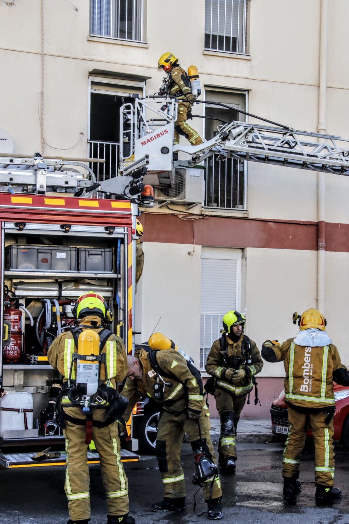 Un incendio en una vivienda de Alcoy alarma a vecinos y transeúntes