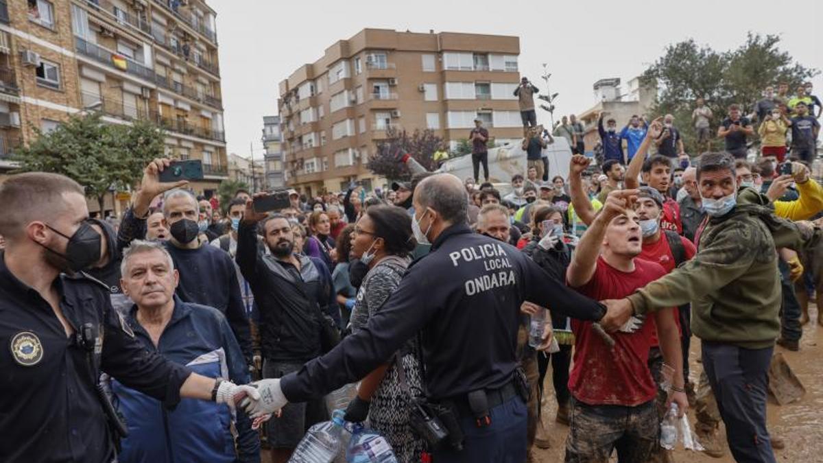 Vecinos de Paiporta increpan a las autoridades durante la visita real de este domingo.