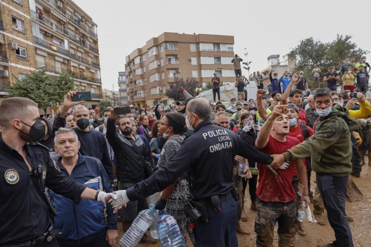 "La rabia que estalló en Paiporta es el grito de un país cansado de la clase política" "La rabia que estalló en Paiporta es el grito de un país cansado de la clase política"