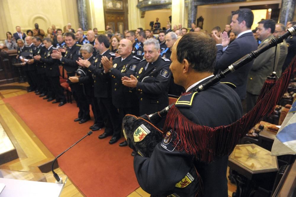 26 agentes reciben la medalla de permanencia por sus 30 años de servicio, funcionarios del cuerpo jubilados durante el 2016 fueron condecorados y otros 6, medalla a la trayectoria profesional ejemplar