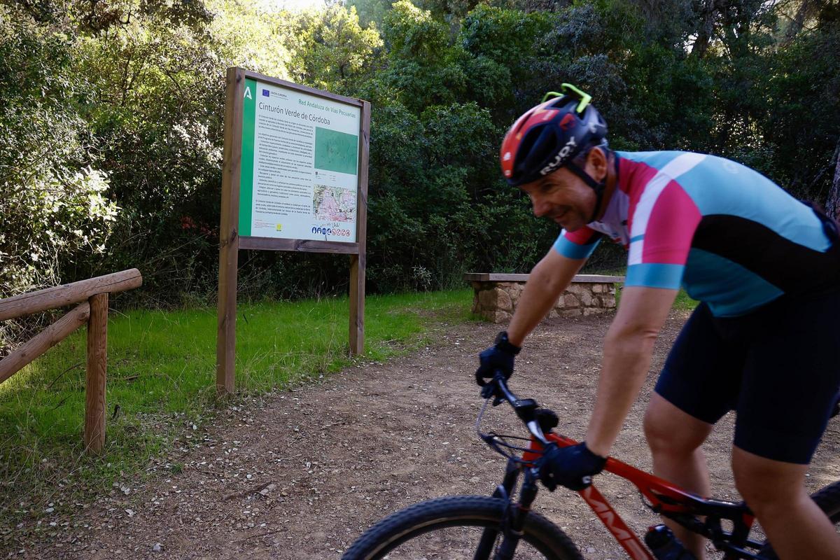 Un ciclista pasa por los caminos del cinturón verde.