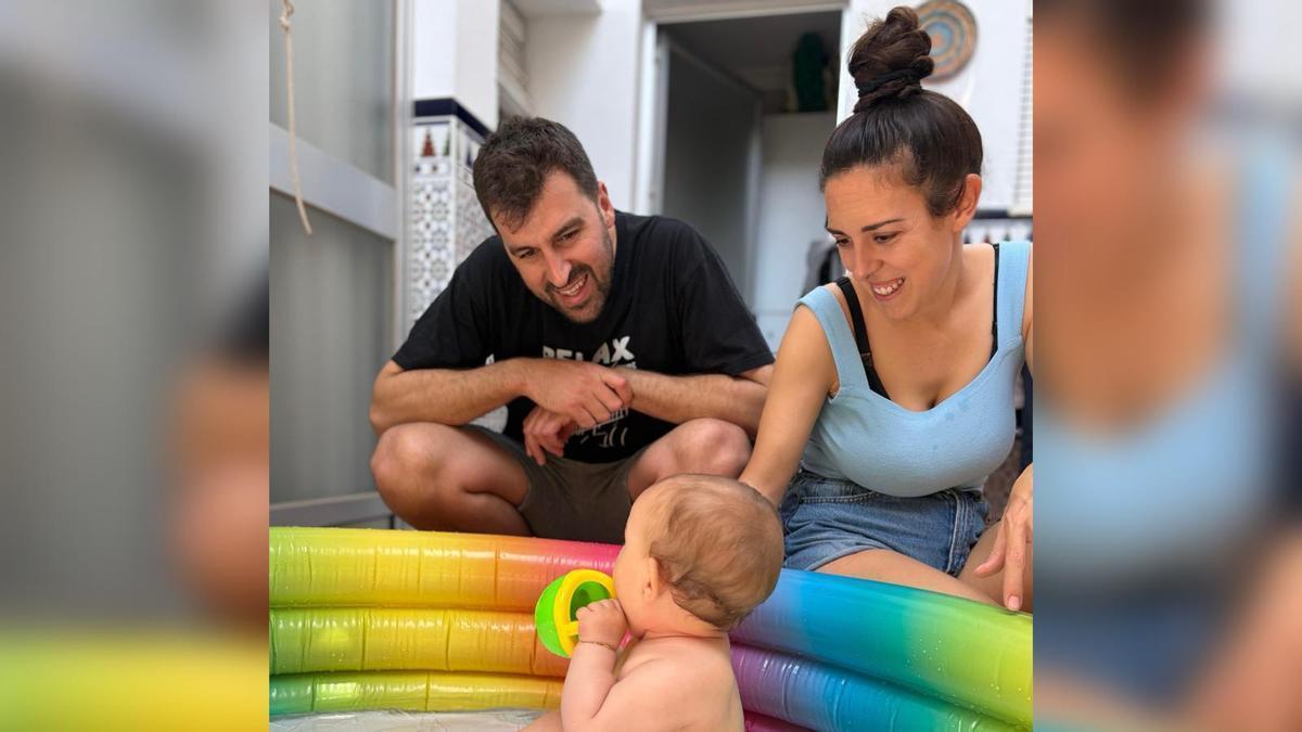 María José Pulido, junto a su pareja y su primera hija.