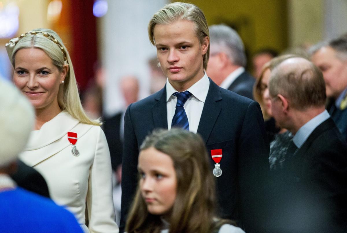 Foto archivo. La Princesa Heredera Mette Marit (izq.) y su hijo Marius Borg Hoiby asisten a una gala en el Aula Universitaria de Oslo, Noruega, el 17 de enero de 2016, con motivo del 25.º aniversario de la ascensión al trono del rey noruego Harald V.(Noruega) EFE/EPA/VEGARD WIVESTAD GROTT NORWAY OUT[NORWAY OUT]. FAMILIA REAL NORUEGA