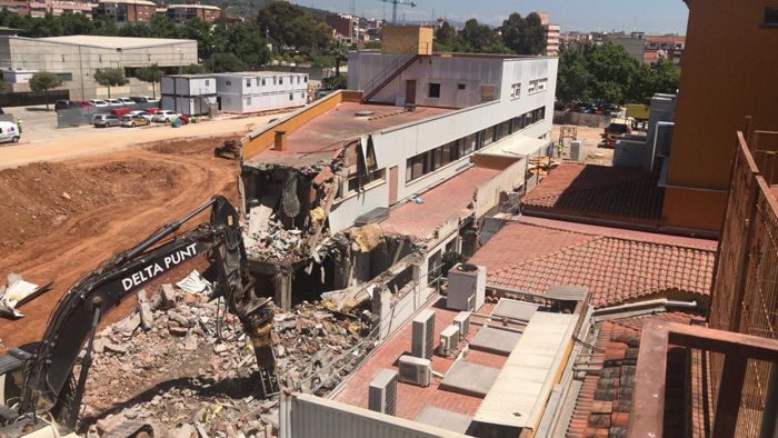 Derribo del edificio de administración del Hospital de Viladecans